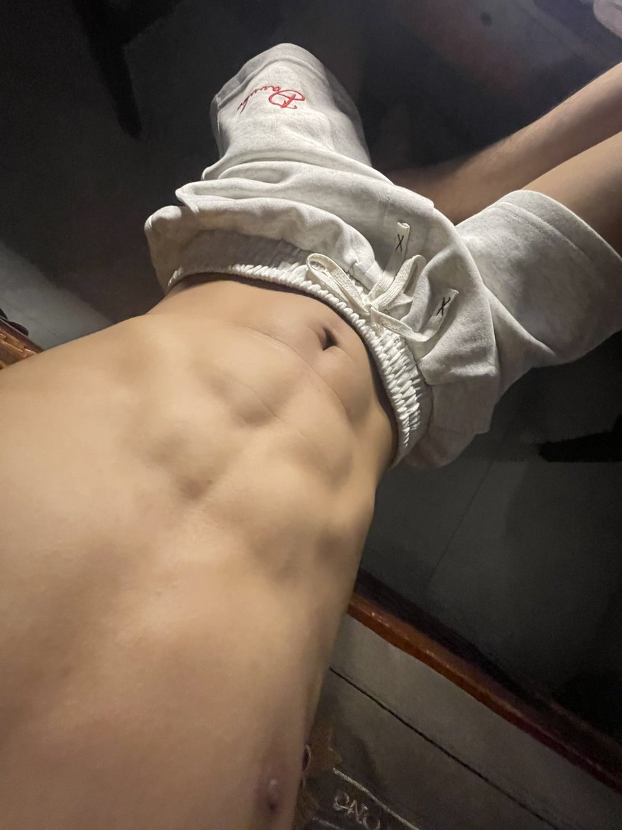 viethoang2800's tweet photo. Đèo mẹ mấy đứa khinh a hay j bảo a gồng lm ms có múi 😒 https://t.co/M7UY4XUu8M