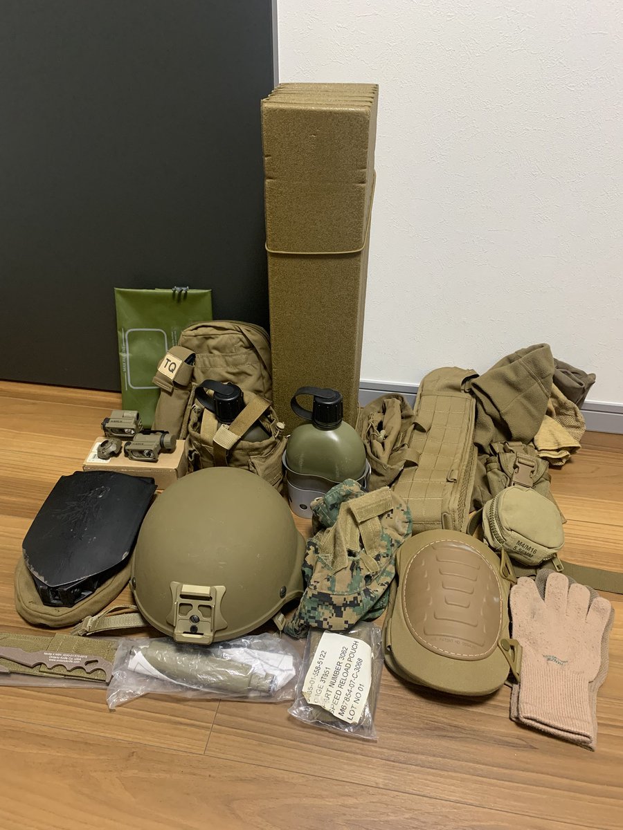 Hacharn's tweet photo. 現行の海兵一般が支給される小物シリーズ
集めてみました
配属先で支給されるものが多少異なるらしいですが、だいたいこんな感じ
SEAL LINEのバックパックサイズと黒いレザーグロー���がありません…誰かください https://t.co/FSUkEsSYcA