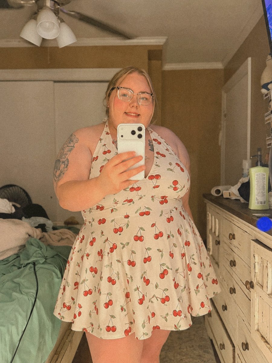 itschunkynikole's tweet photo. your fat wifey is right here https://t.co/aVJzCiHa8r