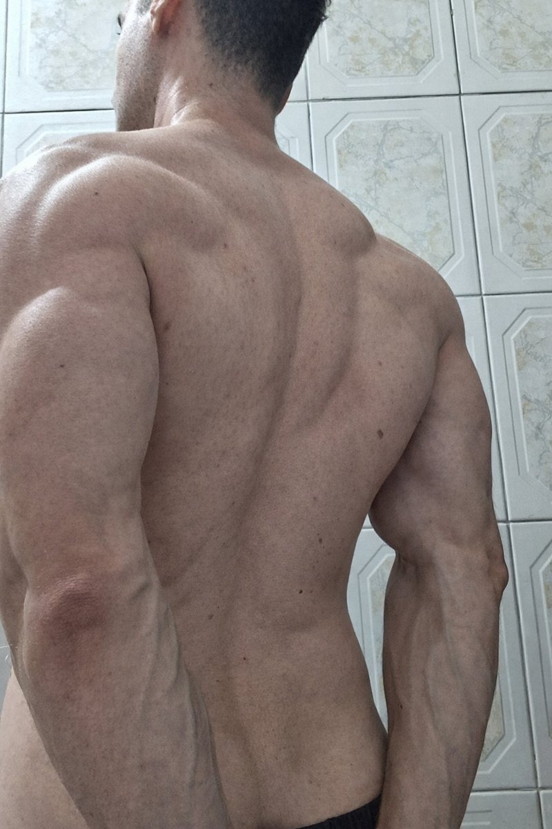 sancafeet's tweet photo. Flexing #back #GymCheck https://t.co/Cxq27enmJK