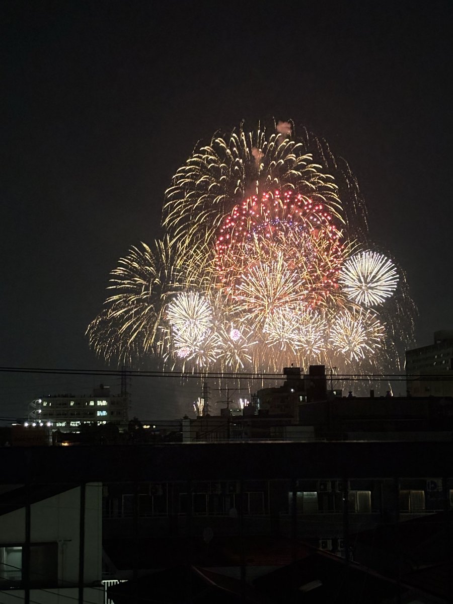 mmm14aa's tweet photo. 今更なんだけど、雷めっちゃ光ってたけど雨降らないで花火大会開催されてよかった！！ https://t.co/DaFxyZzPZN