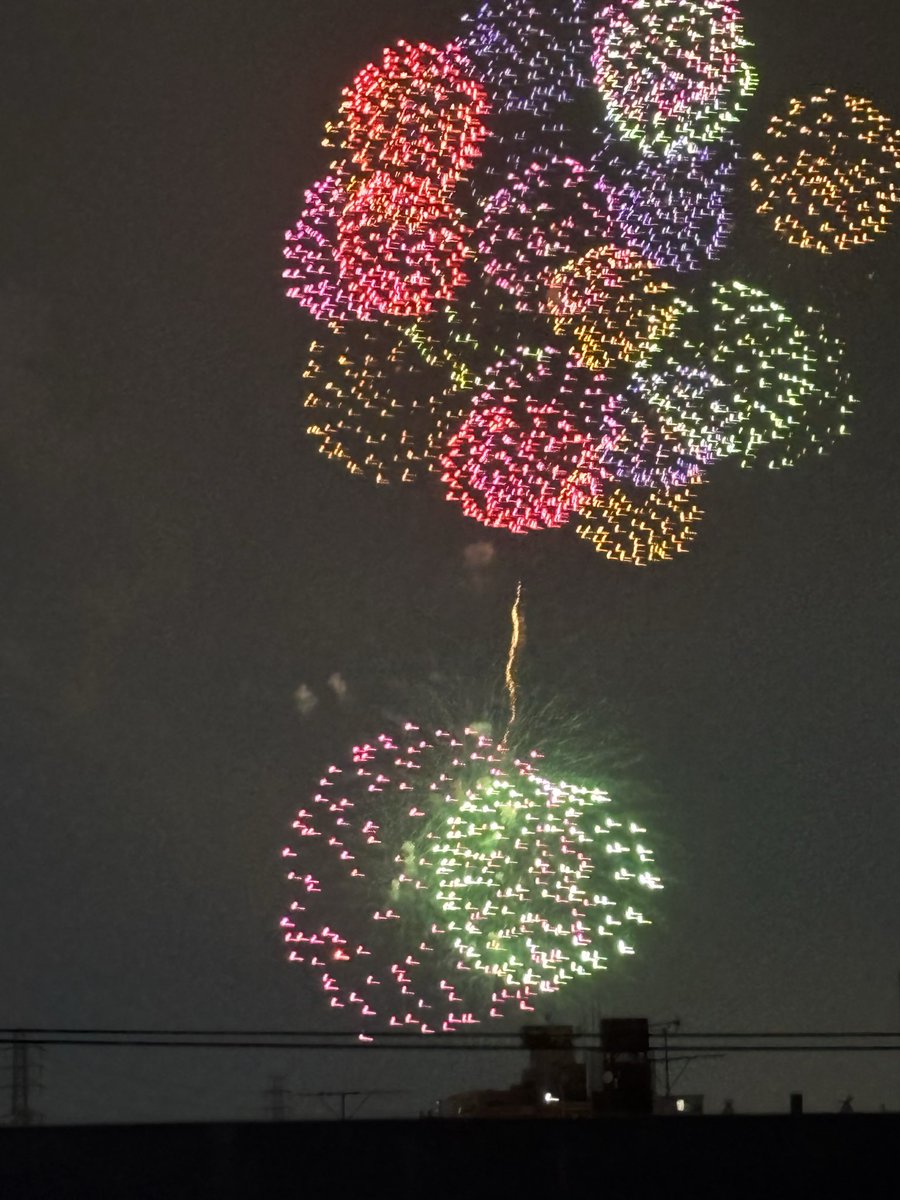 mmm14aa's tweet photo. 今更なんだけど、雷めっちゃ光ってたけど雨降らないで花火大会開催されてよかった！！ https://t.co/DaFxyZzPZN