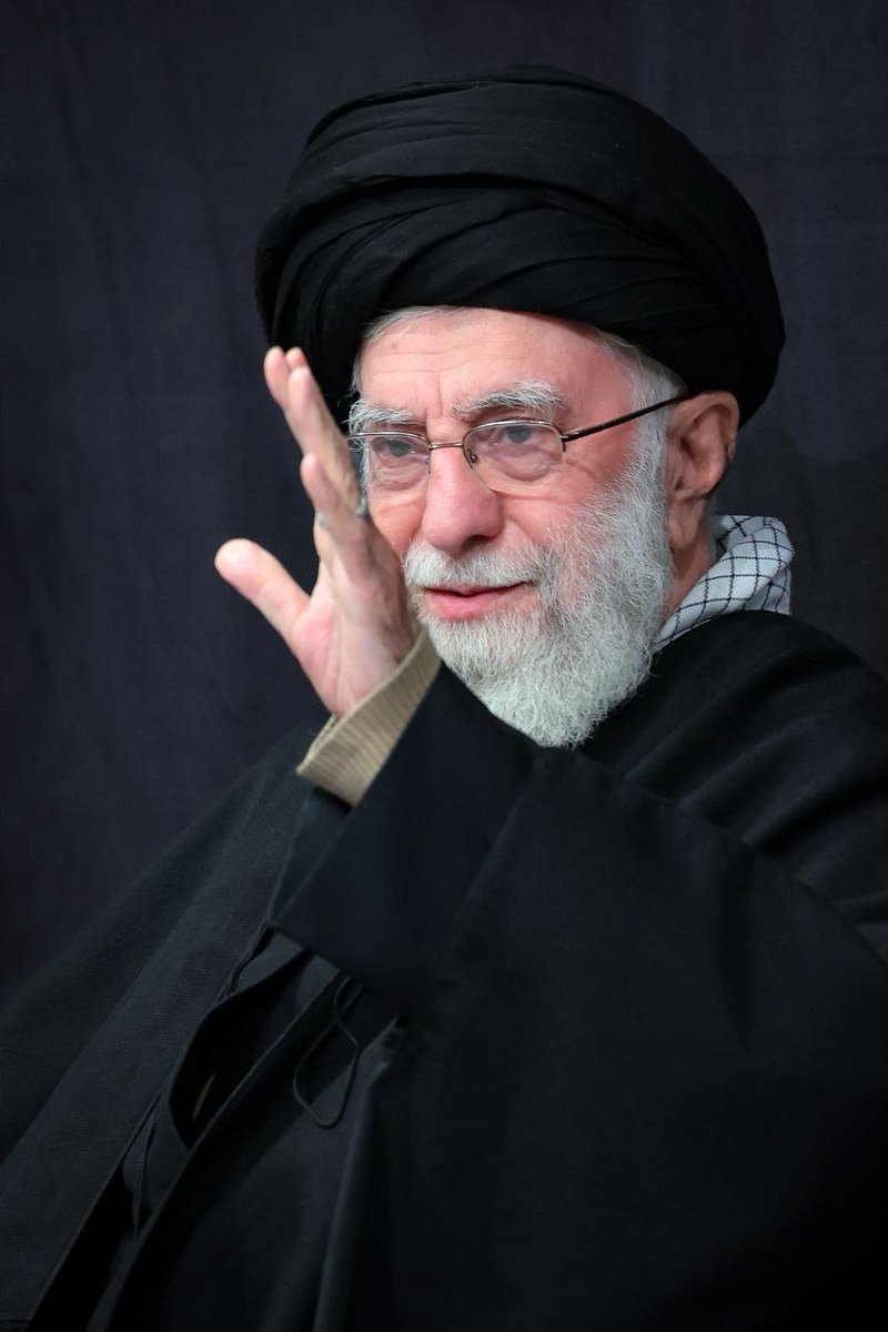 b__parvaz's tweet photo. به کوری چشم دشمنان ولایت فقیه و فرقه‌ای ها، عکس حضرت آقای شهیدمون تو حرم حضرت ابوالفضل علیه السلام برافراشته شده.
#یا_لثارات_الحسین
#حب_ولایت_یجمعنا https://t.co/C72FZIVL6v