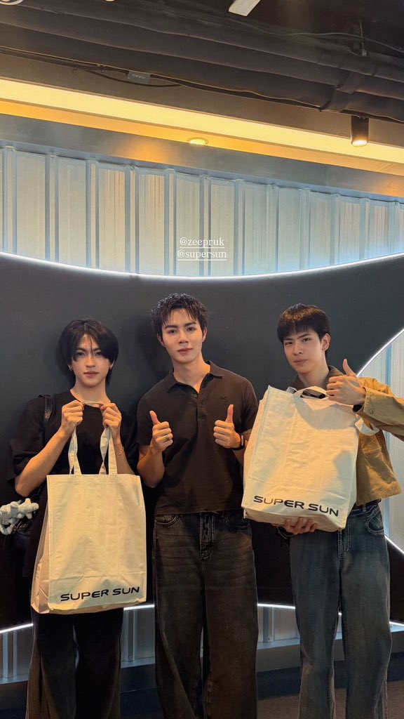 ZeePruk_OFC's tweet photo. [ IGS : kkim_pst ]

🖤🖤💛

SUPER SUN POP UP AT SIAMCENTER
#ZeePrukSuperSunxSiamCenter

@ssupersun 
#SUPERSUN

🌊 @zee_pruk ☀️
#ZeePruk #Zunshine https://t.co/qRmEPqjAny
