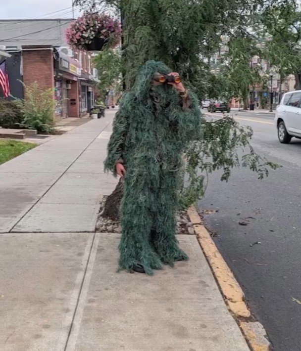 Dexerto's tweet photo. A New Jersey police officer disguised himself as a bush to catch distracted drivers using their phones

The operation also featured an undercover officer wearing a shirt that read "Not a Cop" https://t.co/AiU3Qve5sA