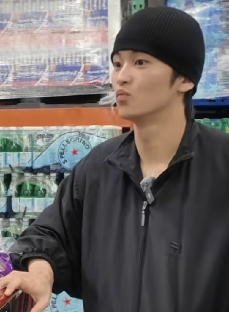 m__arkholic's tweet photo. baby talking to baby lol 😭😭 https://t.co/b9iMo5wG1x