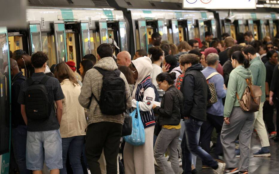 BallyBagayoko's tweet photo. 🚆 Transports en Île-de-France : Valérie Pécresse et Laurent Probst ont répondu à mon interpellation. Je les remercie pour leur engagement, mais le compte n’y est pas. La SNCF et la RATP doivent désormais apporter des réponses immédiates et concrètes aux usagers.

À la suite de mon interpellation sur la dégradation de la qualité des transports en Île-de-France, je tiens à remercier Madame Valérie Pécresse, Présidente de la Région Île-de-France, ainsi que Monsieur Laurent Probst, Directeur général d’Île-de-France Mobilités, pour leur retour, leur écoute et leur volonté d’apporter des réponses aux difficultés rencontrées par les usagers.

Madame la Présidente m’a indiqué avoir saisi la SNCF et la RATP afin de leur faire part du profond mécontentement des voyageurs. Elle rappelle que les nombreux travaux engagés cet été sont liés à l’arrivée des nouvelles rames de la ligne 13 en 2027 et du nouveau matériel roulant du RER B en 2028. Ces investissements sont indispensables et prépareront les transports de demain.

Je prends acte de cette réponse. Les travaux de modernisation sont nécessaires et personne ne les conteste. En revanche, ils ne peuvent être réalisés au détriment des usagers. Les transports de substitution, l’information des voyageurs, l’accompagnement sur le terrain, la fréquence des dessertes et la coordination entre les opérateurs doivent être à la hauteur des contraintes imposées aux Franciliens.

C’est pourquoi je réitère mon appel à Monsieur Jean Castex, Président-directeur général du groupe SNCF, afin que toutes les mesures nécessaires soient prises pour améliorer sans délai les conditions de déplacement. La SNCF et la RATP doivent désormais passer des intentions aux actes.

Je demande également qu’une réunion de crise soit organisée dans les plus brefs délais, réunissant la Région Île-de-France, Île-de-France Mobilités, la SNCF, la RATP, les collectivités concernées et les représentants des usagers. L’objectif est de définir des mesures d’urgence, concrètes et coordonnées, à la hauteur des difficultés rencontrées.

Aujourd’hui, le compte n’y est pas. Retards, interruptions de trafic, insuffisance des transports de substitution et défauts d’information pénalisent quotidiennement des centaines de milliers de voyageurs, avec des conséquences importantes sur leur vie professionnelle, familiale et personnelle.

Face à ces désagréments majeurs, un geste commercial fort sur le Pass Navigo, pouvant aller jusqu’à sa gratuité pendant la période des travaux les plus pénalisants, constituerait une mesure de justice et de reconnaissance envers les usagers, qui continuent de payer un abonnement sans bénéficier de la qualité de service à laquelle ils sont légitimement en droit de prétendre.

Les Franciliens comprennent la nécessité de moderniser le réseau. En retour, ils sont en droit d’exiger un accompagnement digne de ce nom pendant les travaux. Les usagers n’attendent plus des explications : ils attendent des résultats.

#Transports #ÎledeFrance #Usagers #ServicePublic #Mobilité #SNCF #RATP #ÎledeFranceMobilités #PassNavigo #ValériePécresse #LaurentProbst #JeanCastex #RéunionDeCrise #Franciliens