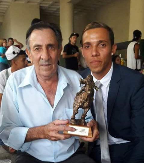 blindadosalas1's tweet photo. #Hipismo #inMemoriam LUIS FONTES SR. 🇺🇾 Esta mañana conocimos el lamentable deceso en la noche de ayer del entrenador entre otros del campeón dosañero SAGTHUN y el Triple Coronado de @OficialHinava HASKELL. Nuestras condolencias para LUIS FONTES JR. (Foto) #QEPD https://t.co/ok7W4wcQKg
