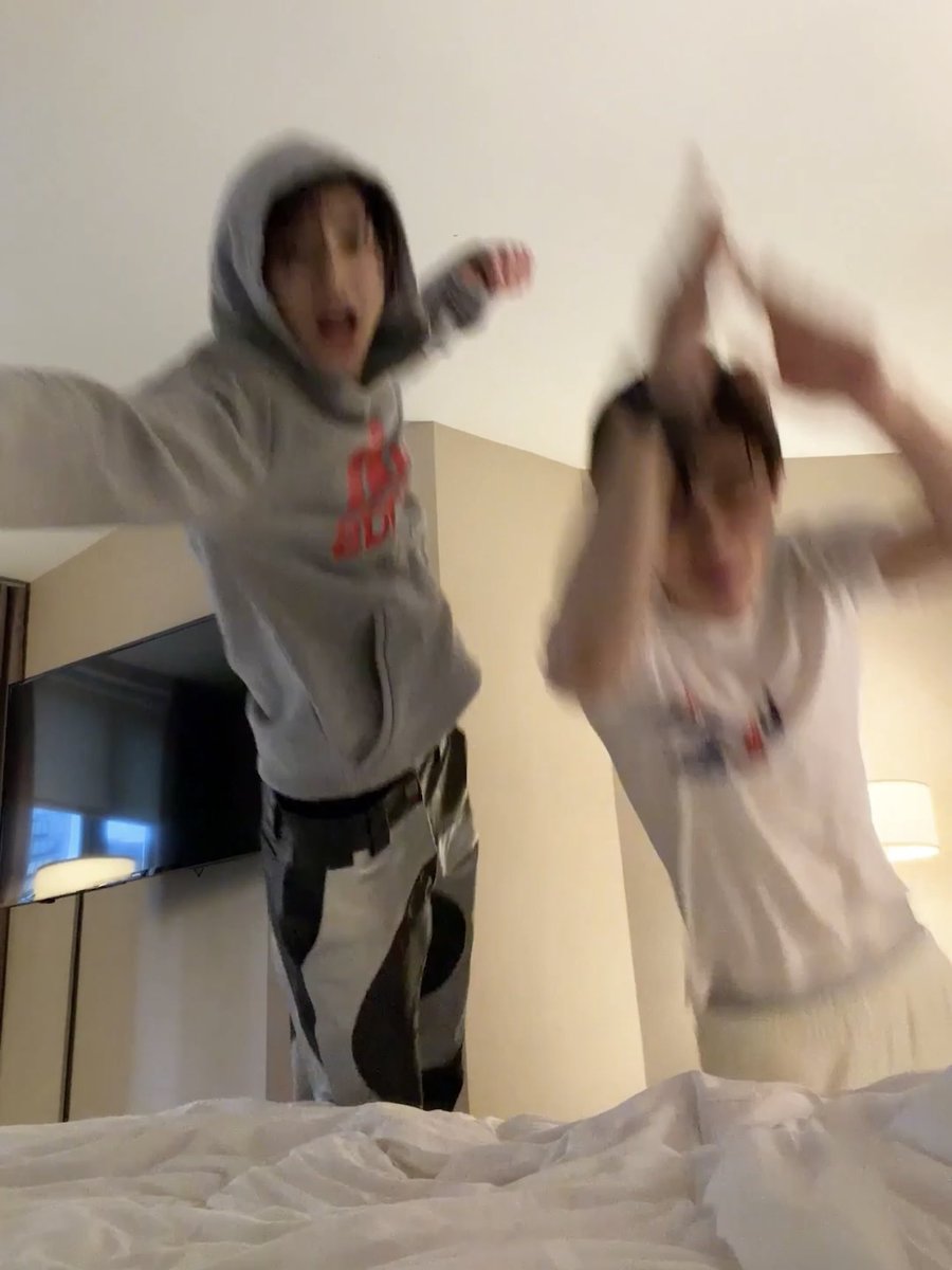 jjucider's tweet photo. roommates doing roommate things https://t.co/r7s1pDQBgh