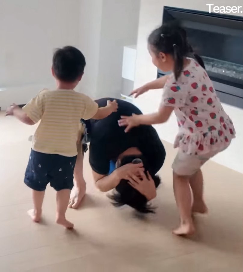 cyeppodasonyeo's tweet photo. 🐻: jaga anak anak ya, aku mau me time
🐯: oke sayang, aman siap siaga

meanwhile baru ditinggal 5 menit udah berantem😊 https://t.co/0Vd7g8jovG