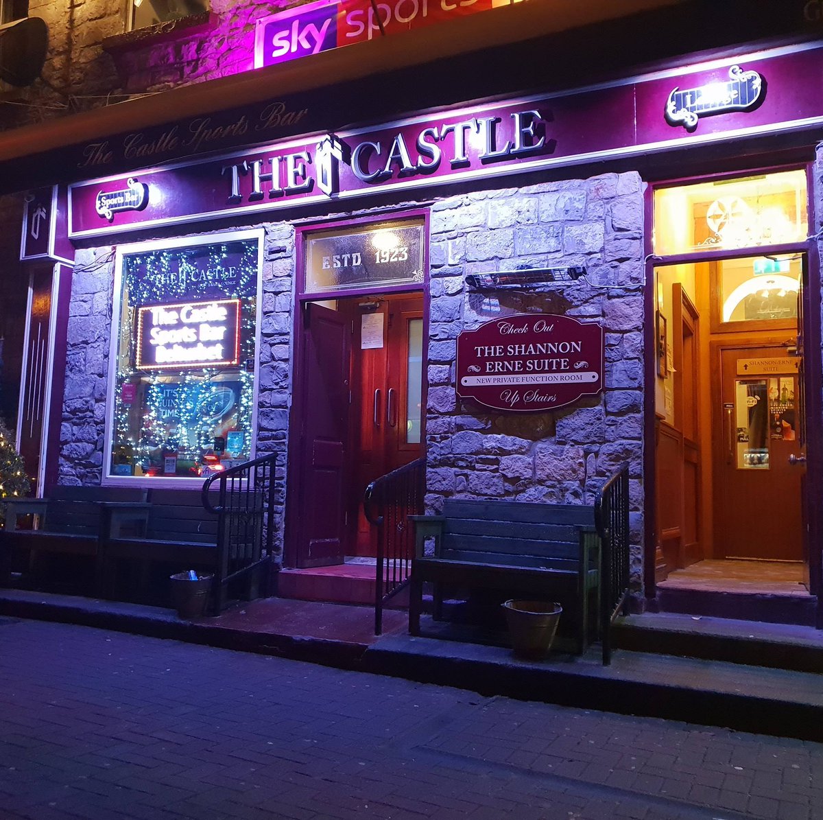 createdincavan's tweet photo. The Castle Sports &amp; Gastro Bar in Belturbet supports local producers in every single dish! Their chefs proudly use quality ingredients from local suppliers, creating a menu packed with flavour while supporting businesses across Cavan.

More info: https://t.co/eH3ogdNQp4 https://t.co/85GAUYxR9Z