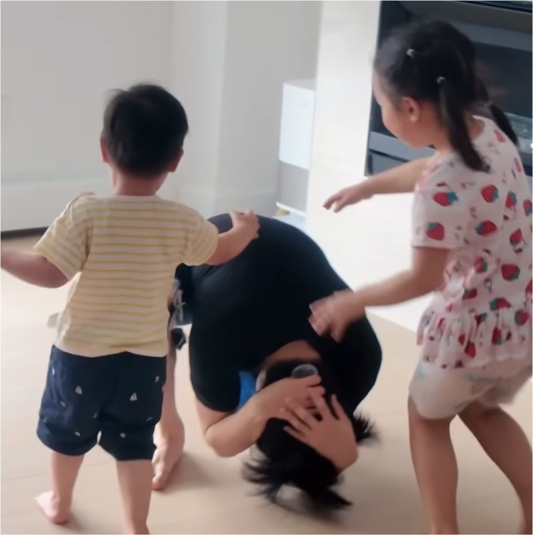 arlynjong's tweet photo. อยู่ไหนก็โดนรุม ขนาดอยู่กับเด็กยังโดน โถ่ https://t.co/sCSkr5FtHH