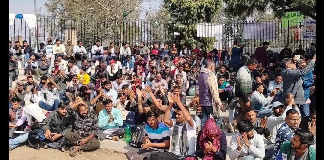 RakeshKSaini94's tweet photo. भजनलाल सरकार युवा मित्रो का रोजगार नहीं दिला सकती तो इच्छामत्यु दे दे ताकि तल तल के ना मरे युवा मित्र साथी 
युवा मित्रो का होगा तांडव 
#जस्टिस_फॉर_युवा_मित्र
@narendramodi @BhajanlalBjp
@Cockroachisback  @AshutoshRanka @ashokgehlot51 @BJP4Rajasthan https://t.co/8x9nNr3hZU