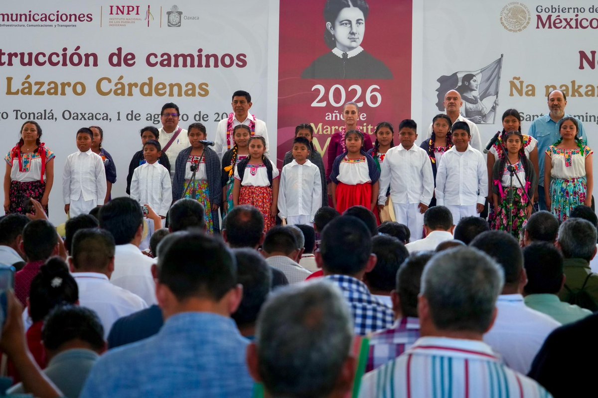 DEELAYUUK's tweet photo. ¡Nueva radiografía caminera en Oaxaca!

Una vez que se ha comunicado a todas las cabeceras municipales de Oaxaca con un acceso pavimentado, hoy la Presidenta @Claudiashein inicia una nueva etapa de construcción de Caminos Artesanales para beneficiar a comunidades indígenas en el marco del Plan General Lázaro Cárdenas y los Planes de Justicia. 

Este año 2026 se construirán 76 caminos en el estado de Oaxaca, en 102 frentes de trabajo, con una longitud de 193 kilómetros y una inversión de 1,255 millones de pesos, beneficiando a comunidades indígenas de los pueblos Mixteco, Triqui, Amuzgo, Chocholteco, Zapoteco, Mixe y Afromexicano de la Costa Chica.

¡Los Caminos Artesanales serán reconocidos en la nueva Ley General de Derechos de los Pueblos Indígenas y Afromexicanos, hechos y administrados por las propias comunidades en su carácter de sujetos de derecho público!