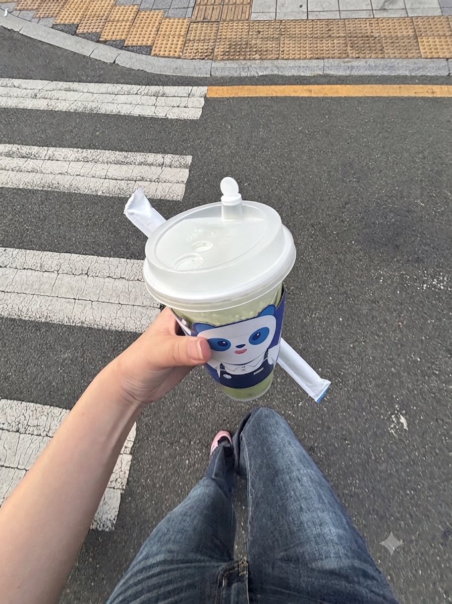 sam22eee's tweet photo. 부산 와서 한 거
이케아 아이스크림이랑 핫도그 먹기
호텔에 누워서 동숲하기
밀면 먹기
차백도 먹기
만사천보걷기 https://t.co/c01OUksbDv