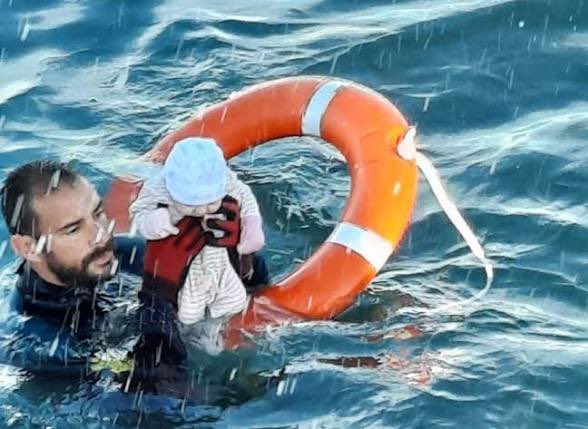 ochoadeolza's tweet photo. This is a real photo from recent Ceuta events. The man saving the Moroccan baby is a Spanish policeman on duty. Photo @AFPespanol https://t.co/WaNs5rDvr1
