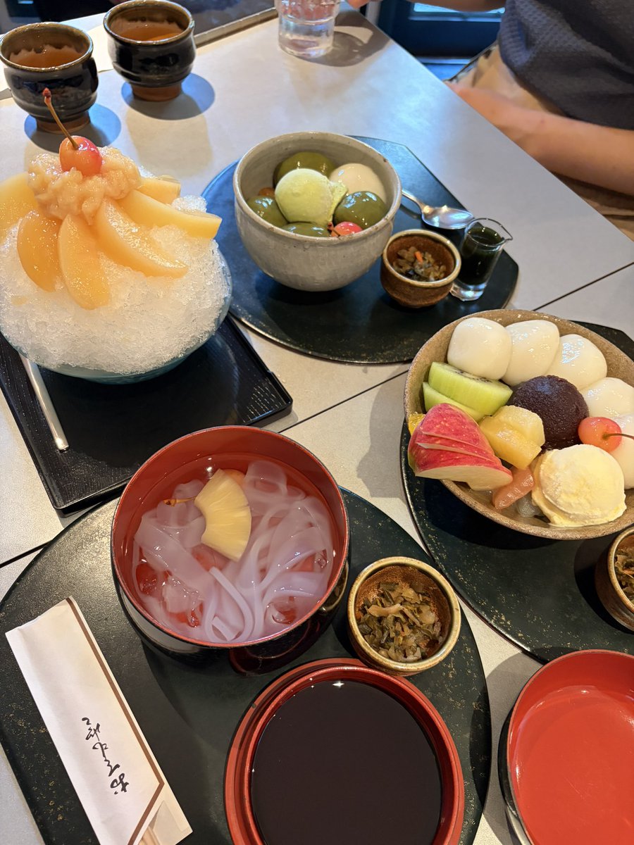 anne2282's tweet photo. 8/1は鎌倉へ🌊海が本当に綺麗で大好きです✨
茶房雲母の白玉、桃のかき氷、葛切りがどれも絶品😭
鶴岡八幡宮も美しく、限定の御朱印とお守りも素敵でした✨
パンケーキふわふわで香りも良く、とても美味しかったです☺️
夜はお蕎麦もいただきました✨ちくわがぷりぷりで、美味しかったです😋 https://t.co/l2n59X919E