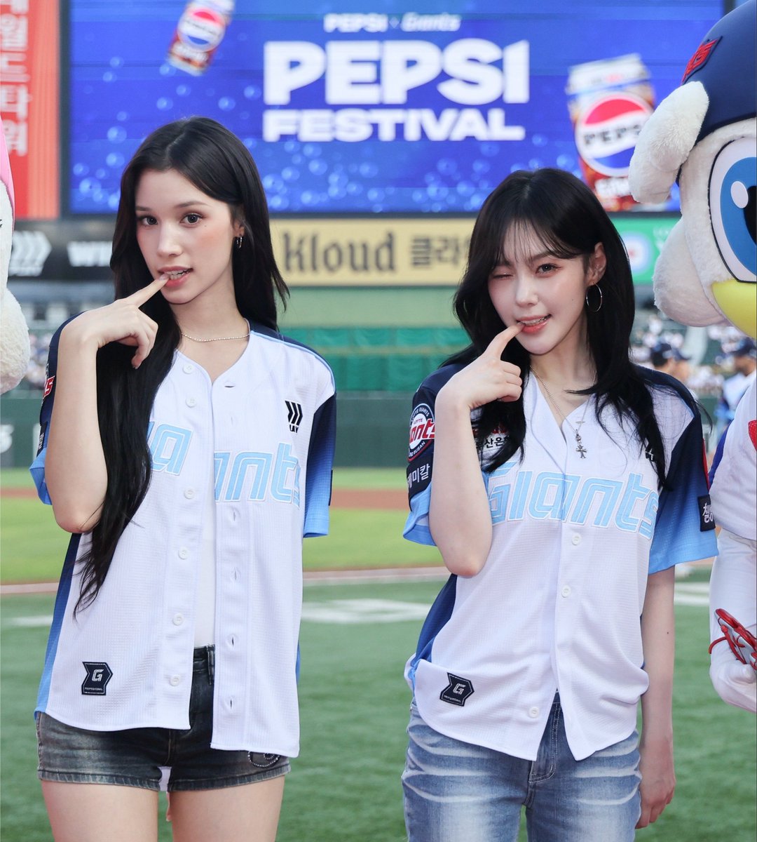 fotg_hiyyih's tweet photo. my sisterz i love u sm 😭🤍 more schedules for this duo pls ✨

#HUENING_BAHIYYIH #휴닝바히에
#CHAEHYUN #채현 #자매즈 https://t.co/iFHhKLrjdF