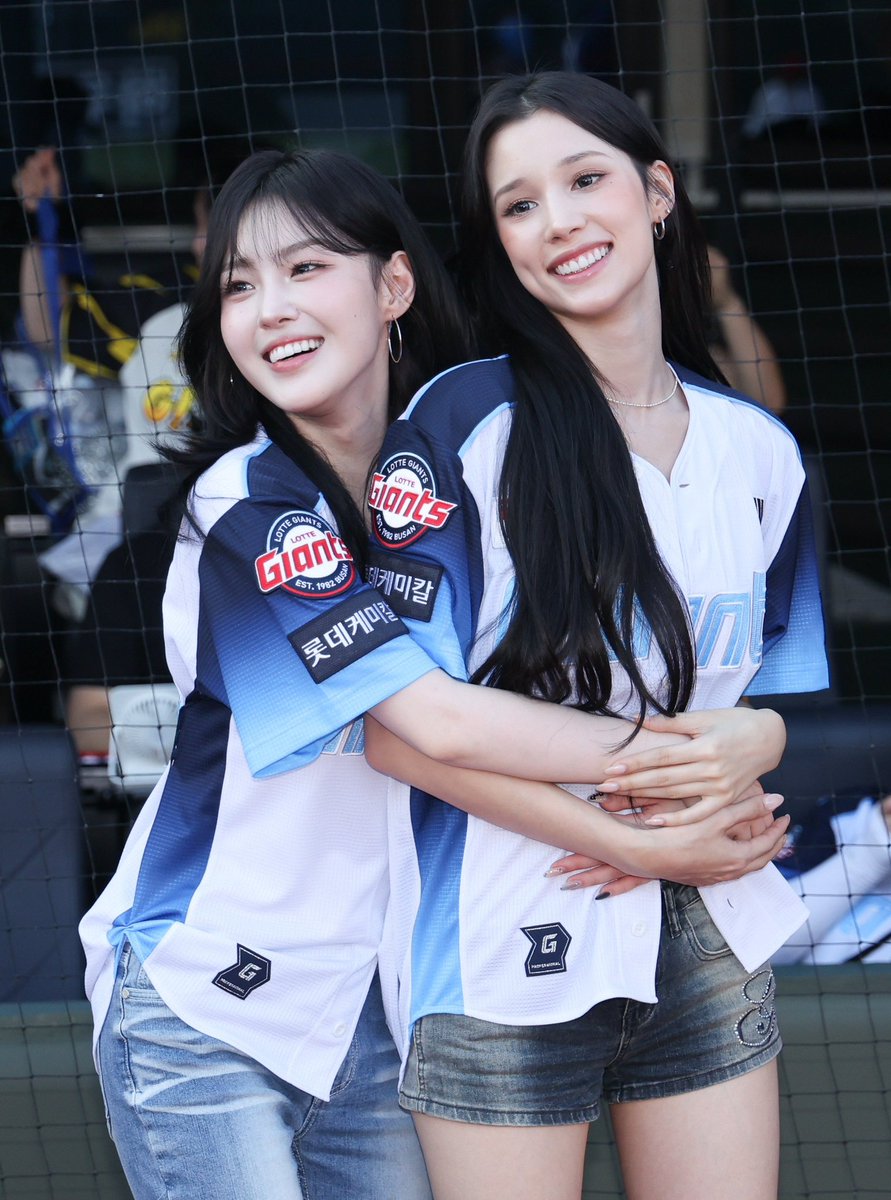 fotg_hiyyih's tweet photo. my sisterz i love u sm 😭🤍 more schedules for this duo pls ✨

#HUENING_BAHIYYIH #휴닝바히에
#CHAEHYUN #채현 #자매즈 https://t.co/iFHhKLrjdF