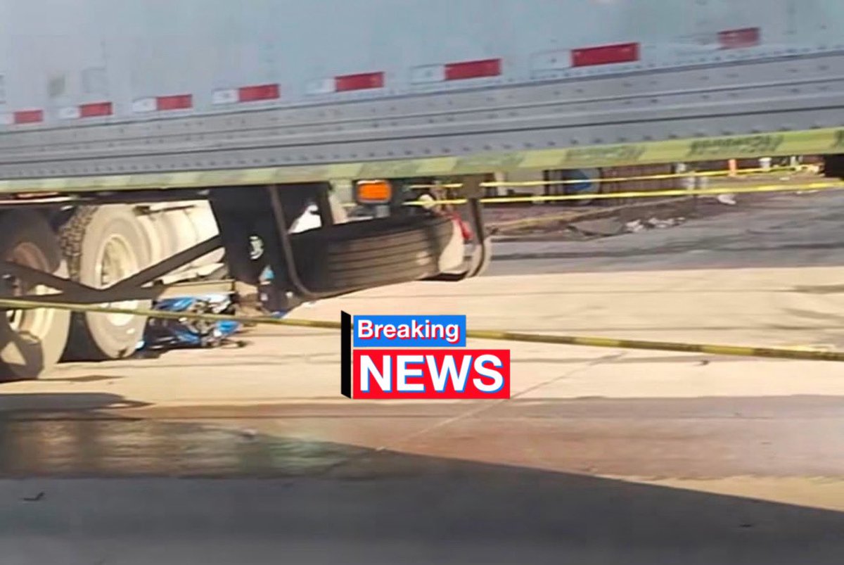HalconOnce's tweet photo. #Biker termina sin vida tras derrapar y posteriormente ser arrollado por un tráiler sobre la #LopezPortillo, a la altura de la estación del #MexibusL2 #BelloHorizonte en #Tutitlan.
Afectada la circulación con dirección a la Quebrada.
#HalconOnce ⚡️🦅 https://t.co/qe2UsttSBH