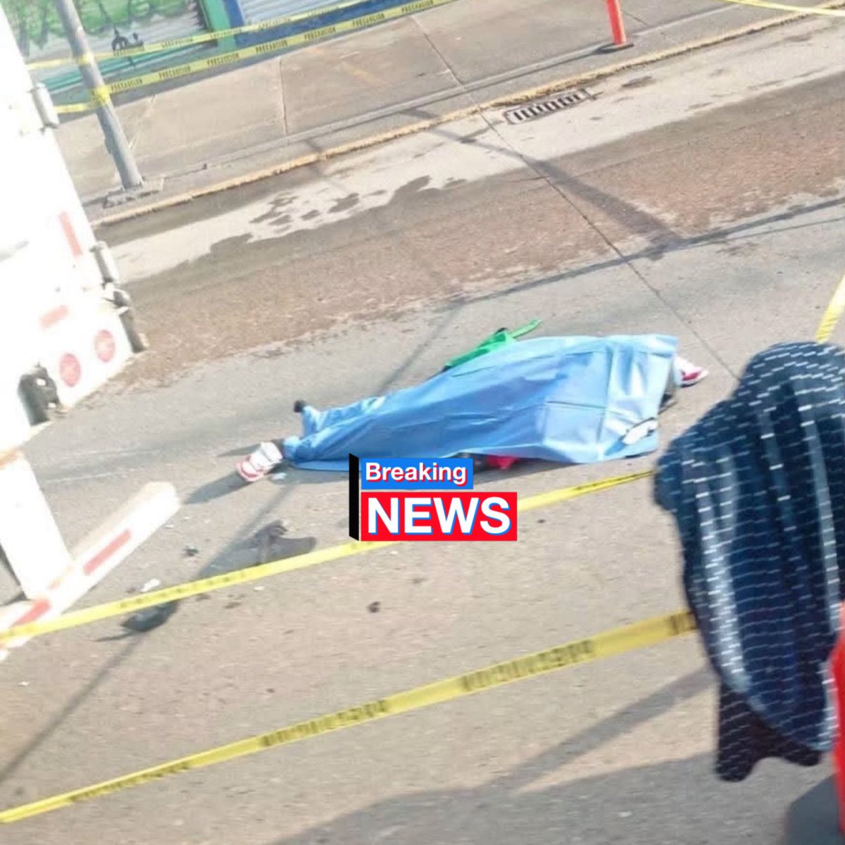 HalconOnce's tweet photo. #Biker termina sin vida tras derrapar y posteriormente ser arrollado por un tráiler sobre la #LopezPortillo, a la altura de la estación del #MexibusL2 #BelloHorizonte en #Tutitlan. 

Afectada la circulación con dirección a la Quebrada. 

#HalconOnce ⚡️🦅 https://t.co/qe2UsttSBH