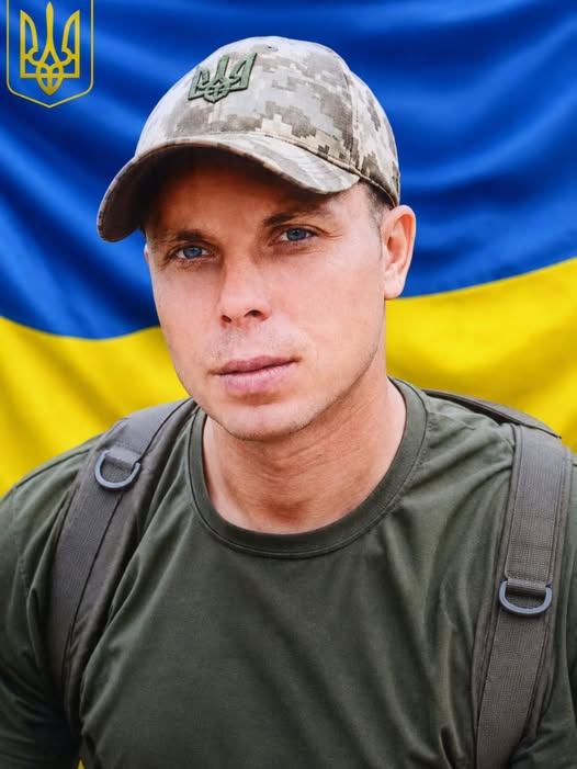 pogrebeckij's tweet photo. З невимовним болем, що стискає серце, Оліївська громада отримала страшну звістку, яка чорним смутком увійшла та залишила глибоку рану в серцях. У боротьбі за свободу, незалежність і право українського народу жити на своїй землі загинув наш земляк — Віталій Анатолійович КОРОБЧИНСЬКИЙ.
Мужній воїн, люблячий чоловік і батько, вірний побратим, людина великої душі та справжній патріот України.
Віталій народився 2 серпня 1989 року в селі Глибочиця Житомирського району Житомирської області. Навчався у Глибочицькій загальноосвітній школі І–ІІІ ступенів (нині Глибочицький ліцей Глибочицької сільської ради Житомирського району Житомирської області), а згодом здобув професію столяра-будівельника у Житомирському професійно-технічному училищі №1 (нині Професійний коледж технічних іновацій м. Житомира»). Після завершення навчання працював майстром з виготовлення меблів, вкладаючи у свою справу душу, працьовитість і талант.
Але жодна професія не могла повністю розкрити те, ким він був насправді. Найбільшим його покликанням було бути Людиною.
Його знали як надзвичайно доброго, щирого і світлого чоловіка. Він завжди усміхався, умів підтримати одним словом, одним жартом, одним поглядом. Здавалося, що поруч із ним навіть найважчі труднощі ставали легшими. Він умів дарувати людям віру, повторюючи, що має неймовірну вдачу. І цією вірою заряджав усіх навколо. Він допомагав кожному, хто потребував підтримки, ніколи не шукав вигоди і не вмів пройти повз чужу біду.
У 2014 році відбулася щаслива зустріч із Тетяною — жінкою, яка стала любов'ю всього його життя. Він щиро прийняв її сина як рідного, а згодом Господь подарував їм донечку — маленьке сонечко, яке стало найбільшою радістю його життя. Віталій не просто любив свою доньку — він жив нею.
Кожна її усмішка була для нього найбільшою нагородою. Він мріяв бачити, як вона ростиме, зробить перші великі кроки у житті, як колись скаже йому: «Тату, я пишаюся тобою…»
1 грудня 2022 року Віталій добровільно став до лав Збройних Сил України в складі 25 - тої окремої повітряно-десантної Січеславської бригади. Він не шукав причин залишитися вдома. Не чекав повістки. Не ховався за чужими спинами. Бо знав: якщо не він — то хто?
Він воював там, де було найважче. Донецький і Луганський напрямки стали місцем його щоденної боротьби. Неодноразово був поранений, але кожного разу повертався до строю. Для нього честь військового була не словами, а способом життя.
У 2025 році він здобув кваліфікацію командира відділення. Після поранень пройшов навчання за програмою підвищення кваліфікації інструкторського складу з військової топографії та став інструктором, передаючи свої знання й досвід іншим. Бо навіть після пережитого він думав не про себе, а про тих, кому ще доведеться йти у бій.
Згодом був переведений до 71 - ї окремої аеромобільної бригади військової частини А4030, отримав звання молодшого сержанта та служив старшим водієм-електриком 1 групи бойових машин 1 аеромобільного взводу 8 аеромобільної роти 3 аеромобільного батальйону.
За особисту мужність, незламність і самовідданість у 2024 році був нагороджений почесним нагрудним знаком Головнокомандувача Збройних Сил України «Золотий Хрест». Але найбільшою нагородою для нього були не відзнаки. Найважливішим було знати, що поруч живуть люди, яких він захистив.
25 липня 2026 року молодший сержант Віталій Анатолійович КОРОБЧИНСЬКИЙ, залишаючись вірним Військовій присязі та Українському народові, мужньо виконував бойове завдання із захисту територіальної цілісності України, відсічі та стримування збройної агресії російської федерації. Під час бою поблизу населеного пункту Добропілля Донецької області його життя обірвалося.
І немає таких слів, які могли б полегшити біль дружини, дітей, матері, рідних, друзів і побратимів. Немає слів, які пояснили б маленькій донечці, чому тато більше не обійме її, не візьме за руку, не прийде на її свято. Немає слів, які здатні втамувати біль родини, що втратила найдорожчу людину. Але відтепер його серце битиметься у кожному вільному ранку України, у кожному дитячому сміху, який він захистив, у кожному синьо-жовтому прапорі, що майорітиме над нашою землею.
Допоки ми пам'ятаємо його ім'я — він живе.