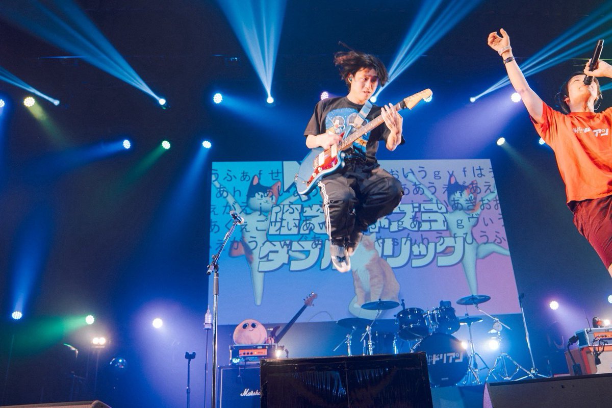 yassan_durian's tweet photo. ライブ中、ロックンロールでの名古屋初ワンマンを思い出した

全力で背伸びし続けたら気づけばこんなところまできた
もちろん目標はまだまだ先やけどみんなのお陰でちゃんと進めてる本当にありがとう

もっともっと強いバンドになるからよろしくね

#とびだせスペースアドベンチャー 
📸@teru_ttm https://t.co/Gghh6Skah0