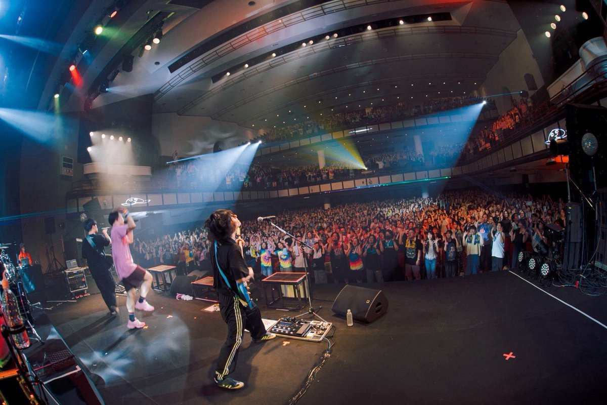 yassan_durian's tweet photo. ライブ中、ロックンロールでの名古屋初ワンマンを思い出した

全力で背伸びし続けたら気づけばこんなところまできた
もちろん目標はまだまだ先やけどみんなのお陰でちゃんと進めてる本当にありがとう

もっともっと強いバンドになるからよろしくね

#とびだせスペースアドベンチャー 
📸@teru_ttm https://t.co/Gghh6Skah0