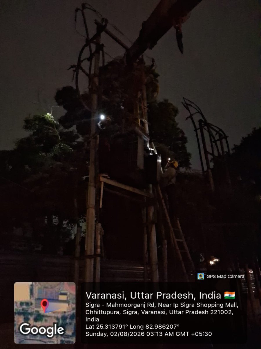 puvvnlvaranasi's tweet photo. #T_F 
#लक्ष्य_24X7_उपभोक्ता_सेवा
नगरीय विद्युत वितरण खण्ड– चौकाघाट वाराणसी के नगर निगम उपकेंद्र के अन्तर्गत कार्मिकों द्वारा रात्रि में ही यूनियन बैंक के पास खराब ट्रांसफार्मर को बदलकर नया 400 केवीए ट्रांसफॉर्मर को लगाकर उसको नो लोड पर चार्ज कर विद्युत आपूर्ति सामान्य किया गया।
@UPPCLLKO @PuVVNLHQ @aksharmaBharat
@DTPuvvnl @mduppcl