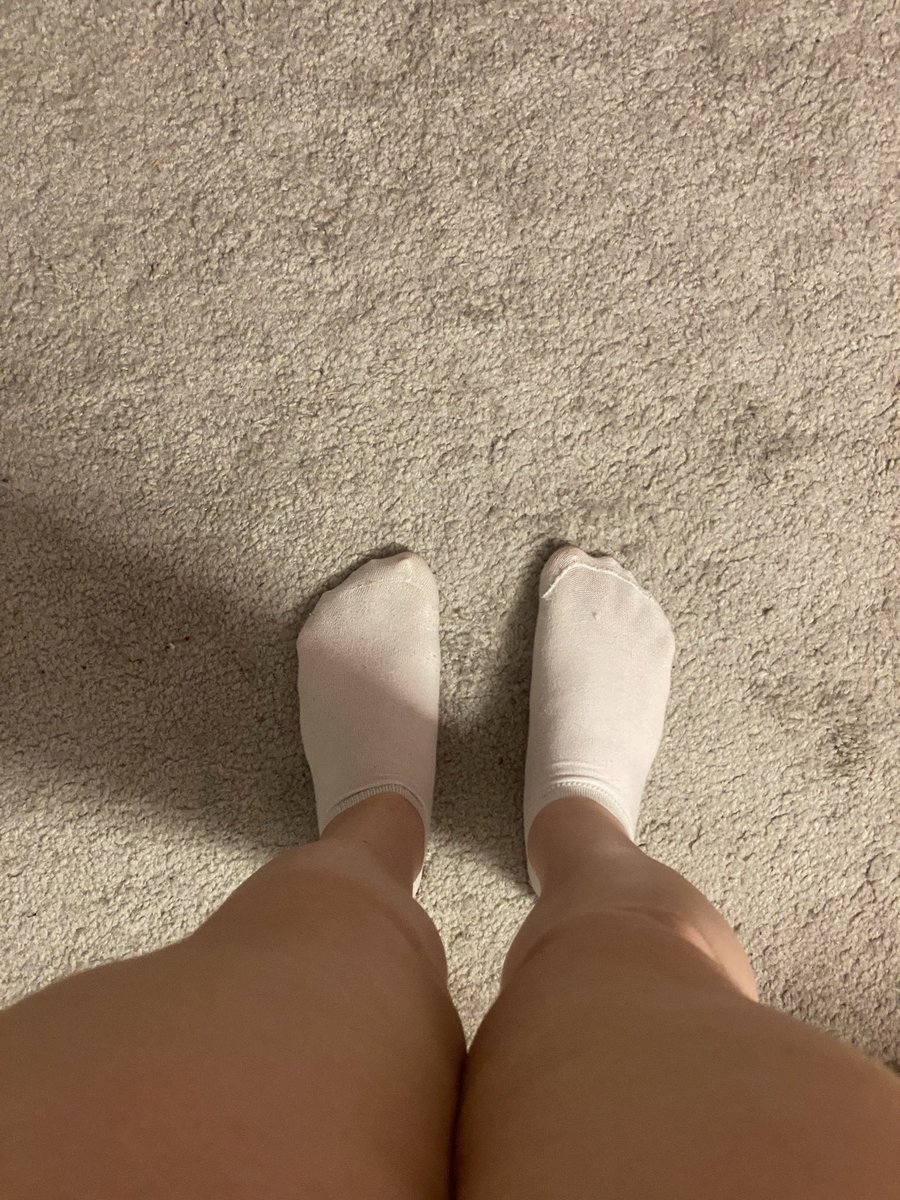 branzzlilly's tweet photo. Oups, ma chaussette est à l’envers… Qui va être mon bon toutou et me la remettre correctement ? 🐶

#feet #moneyslave #socks #dirtysocks #feetseller #soumis #paypig #maitresse #findom #slave #feetfetısh https://t.co/4sEGOx73r1