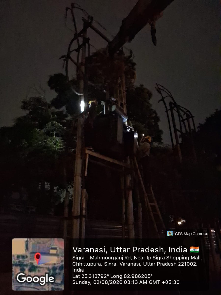puvvnlvaranasi's tweet photo. #T_F 
#लक्ष्य_24X7_उपभोक्ता_सेवा
नगरीय विद्युत वितरण खण्ड– चौकाघाट वाराणसी के नगर निगम उपकेंद्र के अन्तर्गत कार्मिकों द्वारा रात्रि में ही यूनियन बैंक के पास खराब ट्रांसफार्मर को बदलकर नया 400 केवीए ट्रांसफॉर्मर को लगाकर उसको नो लोड पर चार्ज कर विद्युत आपूर्ति सामान्य किया गया।
@UPPCLLKO @PuVVNLHQ @aksharmaBharat
@DTPuvvnl @mduppcl