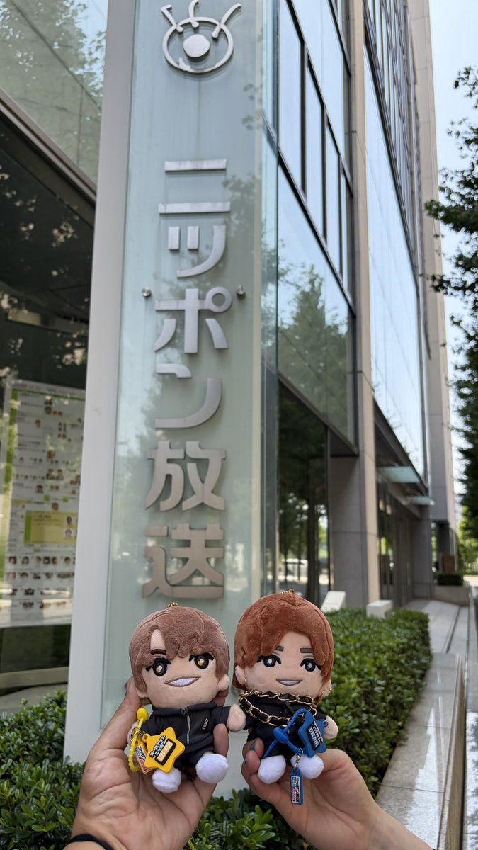 sw_dvt's tweet photo. ストストに訪れる前にあっちぃ〜中、聖地・有楽町のニッポン放送を訪れてました(中には入れないけど)

ここの給湯室で焼きそばとアヒージョが生まれたのかぁ。

記念にスマホに録っておいたチャイナボイジャー髙地の音源をここで聴いてやろうと思ってたら暑さで失念しました。
#SixTONESANN https://t.co/c1pb706vib