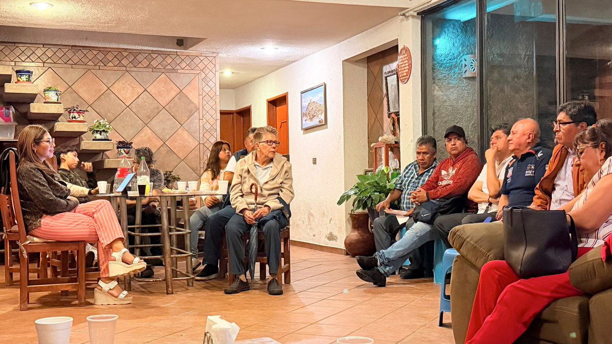GenovevaHuerta's tweet photo. Para alzar la mano primero hay que caminar la calle. 🤝 Escuchar a la gente en sus casas, conocer sus historias y platicar de frente. El liderazgo no se construye desde la comodidad de una oficina, sino al lado de las familias.

Tuve una gran reunión con Chuy Aldama y las y los vecinos de la colonia Universidades. Gracias por abrirme las puertas de su comunidad; escucharles de cerca siempre será la mejor manera de trabajar por ustedes. 💙