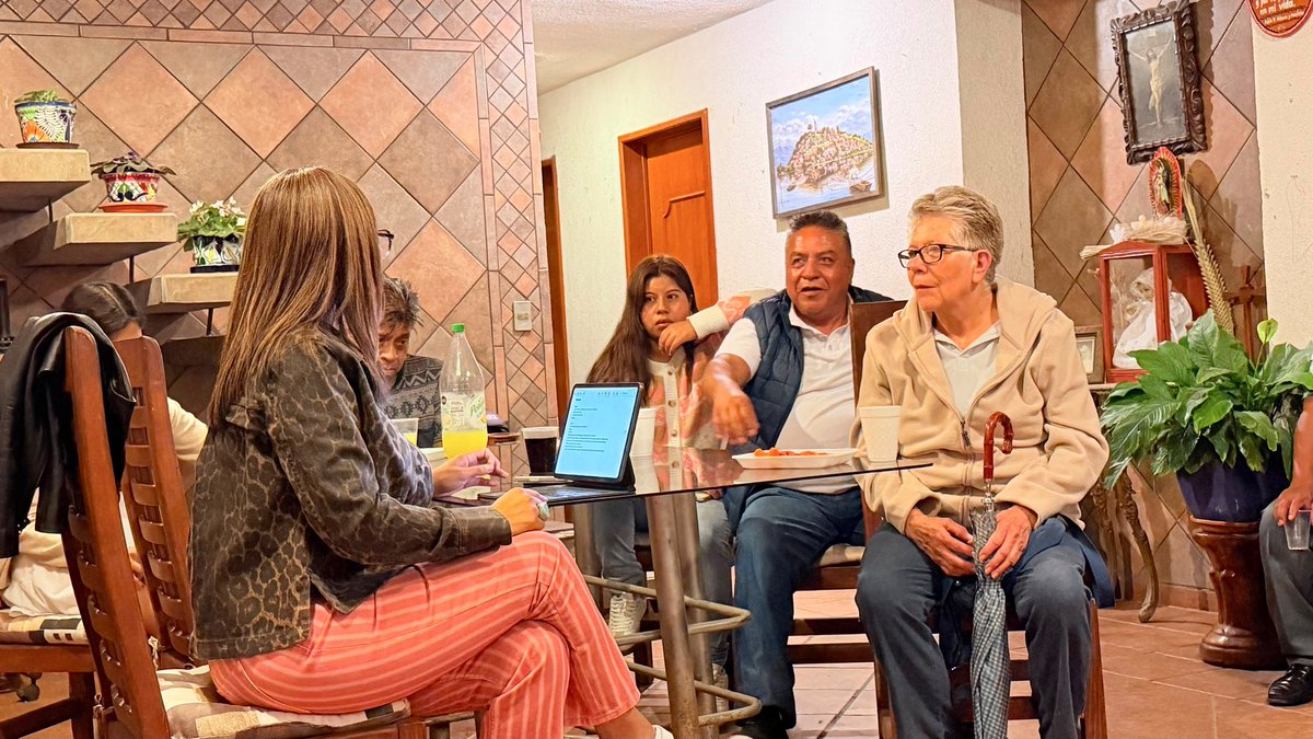 GenovevaHuerta's tweet photo. Para alzar la mano primero hay que caminar la calle. 🤝 Escuchar a la gente en sus casas, conocer sus historias y platicar de frente. El liderazgo no se construye desde la comodidad de una oficina, sino al lado de las familias.

Tuve una gran reunión con Chuy Aldama y las y los vecinos de la colonia Universidades. Gracias por abrirme las puertas de su comunidad; escucharles de cerca siempre será la mejor manera de trabajar por ustedes. 💙