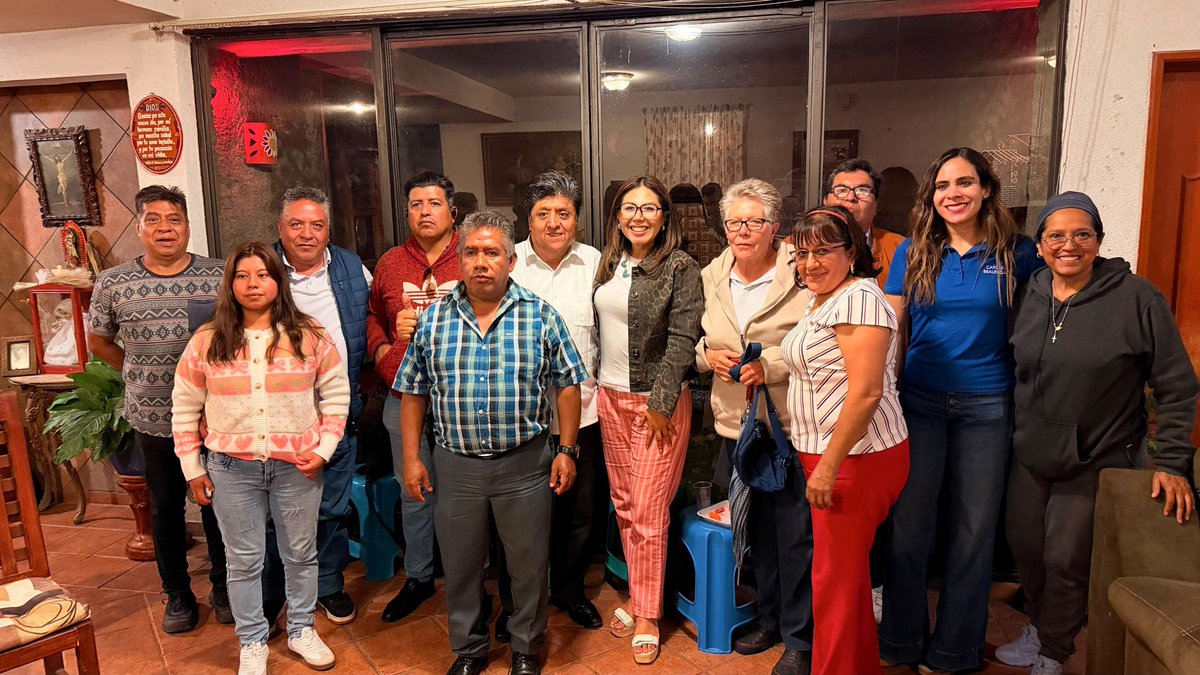 GenovevaHuerta's tweet photo. Para alzar la mano primero hay que caminar la calle. 🤝 Escuchar a la gente en sus casas, conocer sus historias y platicar de frente. El liderazgo no se construye desde la comodidad de una oficina, sino al lado de las familias.

Tuve una gran reunión con Chuy Aldama y las y los vecinos de la colonia Universidades. Gracias por abrirme las puertas de su comunidad; escucharles de cerca siempre será la mejor manera de trabajar por ustedes. 💙