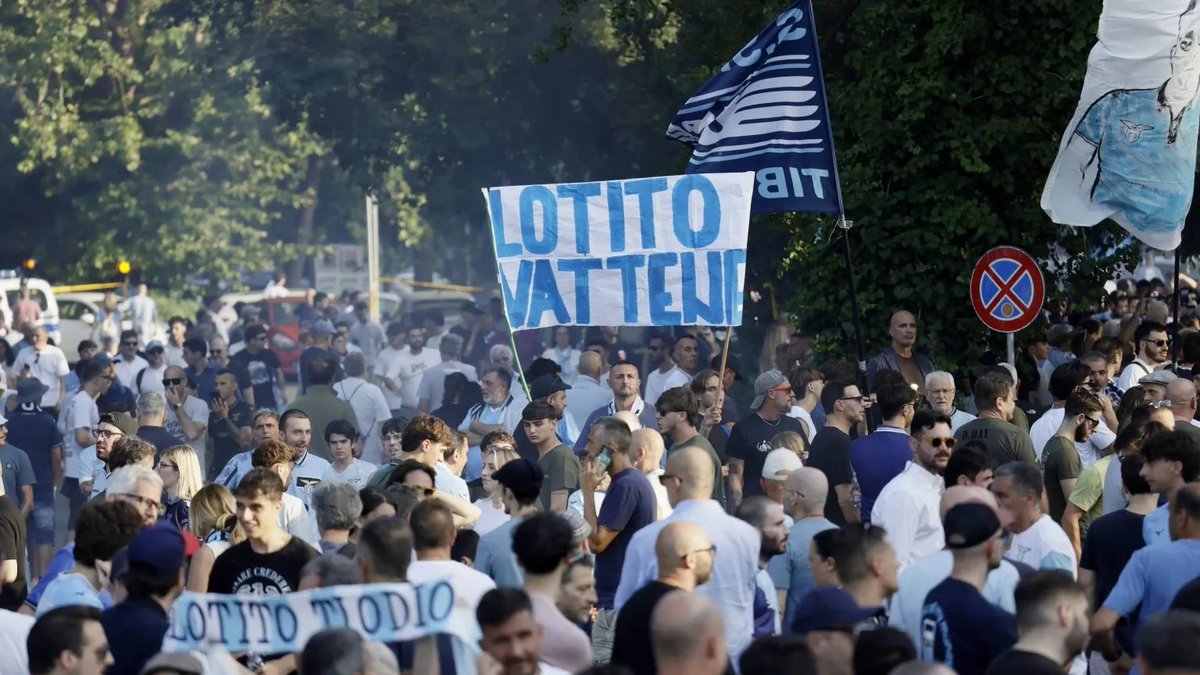 solofichajes123's tweet photo. 🙌Honor a la afición del Lazio. Hace huelga para protestar por la pésima gestión de su dueño y provocar su marcha

🔹Se han producido 28.000 bajas con respecto a la temporada anterior, ya que sólo dos mil han renovado su abono para la campaña 2026/27 https://t.co/GcAefvOnho