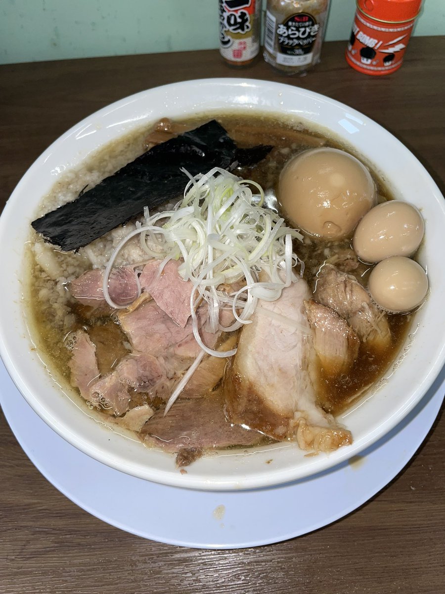 ramen_XYZ's tweet photo. 【 MENPIRE 壮 】
全開手打ち燕、山椒煮干し和え玉、生姜めっし

ニボ好きとしては我慢できず夜勤明け3時間睡眠で訪麺🐟

しょっぱ目のスープは煮干し感に溢れ、腹脂の甘さが緩衝材的役割も果たす🐽

ツルムチとフルフルが共存した極太麺が旨い😋

和え玉とご飯も👍

大変美味しくいただきました😆 https://t.co/5lHdW5tWDJ