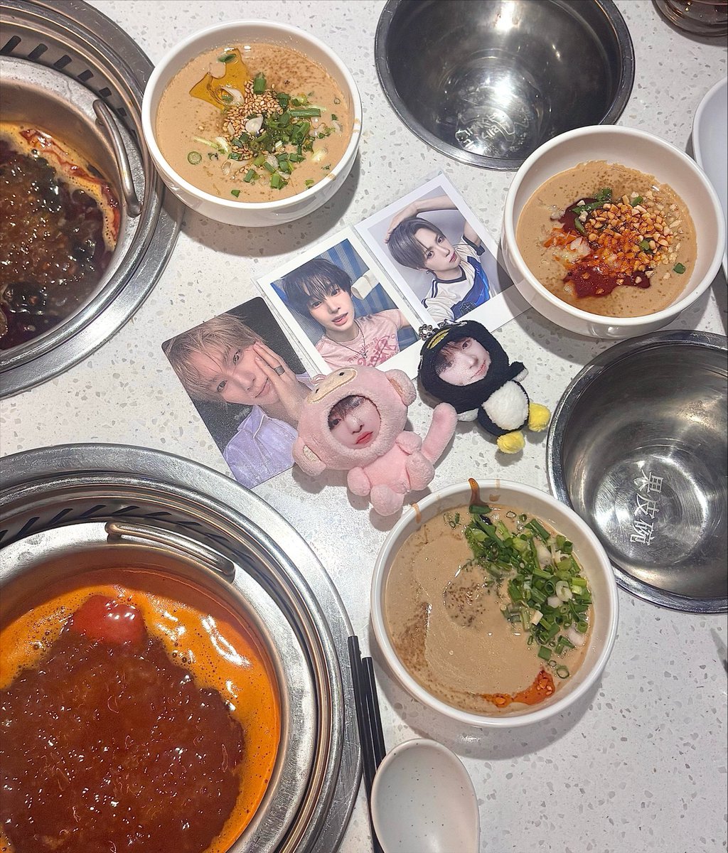 O4IO28's tweet photo. 와 짖짜 너무 배불러서 조경민 포즈로 앉아있었음
훠궈는 왜 적당히가 안되는가

#에잇턴이계산해줘 https://t.co/8jW2VlKT6x