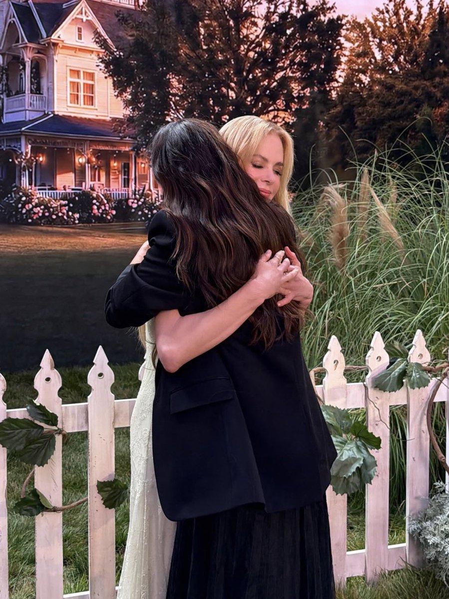 FilmUpdates's tweet photo. Nicole Kidman and Sandra Bullock for ‘PRACTICAL MAGIC 2’ press 📸 https://t.co/KPAcwE5Rn4