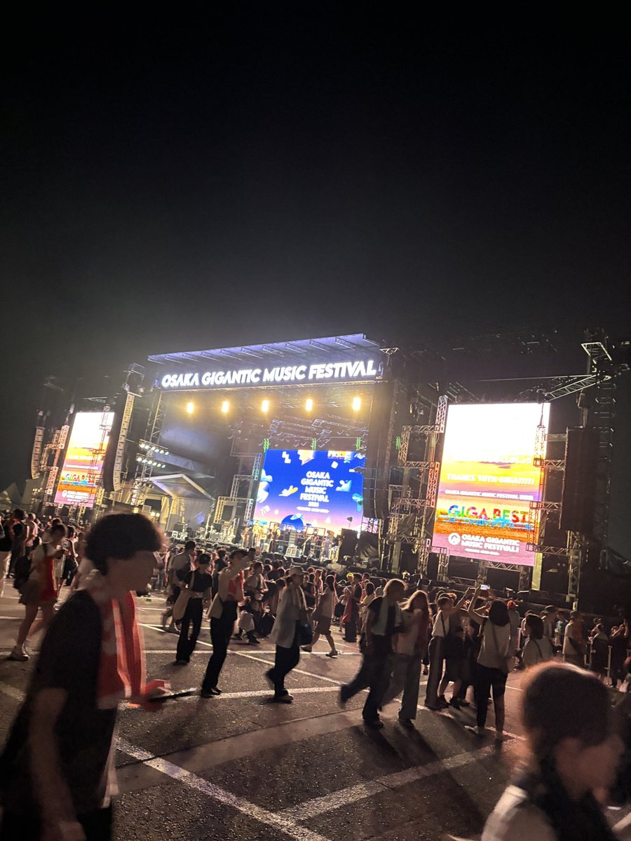 vaundy2002's tweet photo. セトリ神すぎたし、最前の方に行けて肉眼でvaundy拝められた🥹
しわあわせの時のライトが眩しすぎてステージ直視できない時あったけど😂
周りがVAWSだらけでみんなで熱唱して熱気が凄かった🔥
レーザー演出えぐかったなぁ
ジャイガ最高でした。ありがとう🙏🏻🙏🏻🙏🏻
#ジャイガ　#vaundy https://t.co/hIboXe00eE