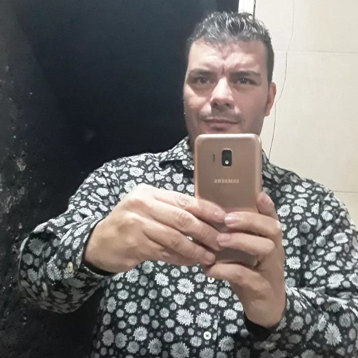 clarincom's tweet photo. ENCONTRARON MUERTO A UN NENE DE 12 AÑOS Y SU PADRE CONFESÓ EL CRIMEN

Nahuel Benjamín Godoy, un niño de 12 años con autismo, fue encontrado muerto con signos de violencia en una vivienda de Rafael Calzada. Tenía el rostro desfigurado por los golpes. Néstor Rubén Godoy (41), su padre, se entregó en una comisaría de Lomas de Zamora y quedó detenido.

La madre del chico había denunciado 48 horas antes que su expareja la amenazaba con matar al menor para vengarse de ella y aseguró que había pedido medidas de protección que también alcanzaran a su hijo. La Justicia investiga el caso y espera el resultado de la autopsia.

Dónde ocurrió: https://t.co/9yGyLplzqB

(+) en Clarín: https://t.co/BVfQWetU2f
Foto: Néstor Rubén Godoy.