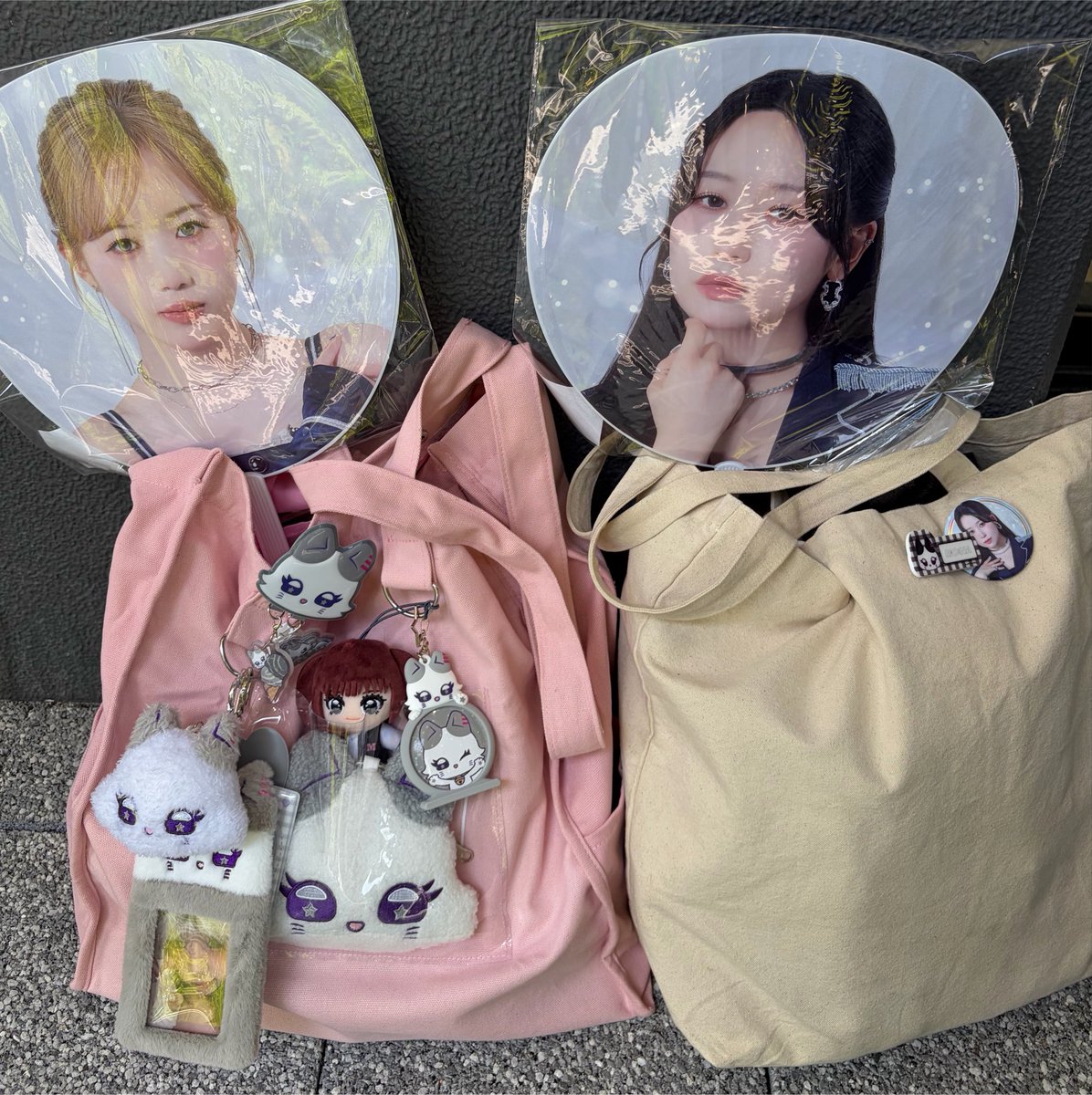 keko_masa_'s tweet photo. ME：I有明2日目参戦❣️
久しぶりのME：Iだったし、7人体制になって初めてのLIVE🙂‍↕️ めちゃくちゃ楽しかったし、何回か泣きそうになった😭恵子のラップも最高だった😭😭😭 そして彼氏くんが人生初のLIVE参戦✨️ 桃奈ペンとして一緒に楽しんでくれた❣️ 桃奈のグッズも色々付けてた😆 https://t.co/OrhzZy17xR