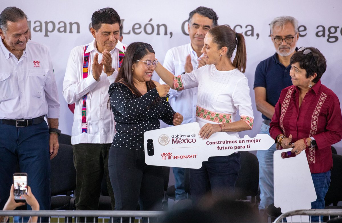 OctavioRomero_O's tweet photo. En Huajuapan de León, Oaxaca, acompañamos a la Presidenta @Claudiashein en la entrega de #ViviendaParaElBienestar en el fraccionamiento "Infonavit Pueblos Hermanos", garantizando el derecho de las familias oaxaqueñas a una vivienda digna.

Este esfuerzo forma parte de la meta de construir 15 mil hogares en el estado para los derechohabientes del @Infonavit que menos ganan. 

Conocimos la historia de Ivette, ejemplo de cómo este proyecto no solo brinda vivienda, también impulsa la economía familiar al generar empleo. Su esposo trabaja en la construcción del desarrollo habitacional donde hoy tendrán su hogar.

#2doPiso4T #ConstruyendoJuntos #InfonavitEnTerritorio #InfonavitEnOaxaca