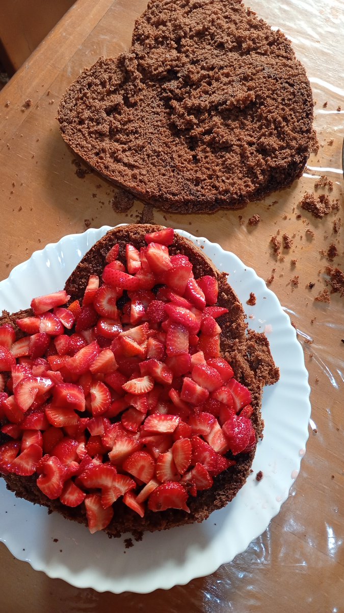 polishariott's tweet photo. Amo todas las tortas del mundo, pero yo soy team bizcochuelo, dulce de leche, frutillas y crema para todos los cumpleaños donde me toque cocinar a mi. https://t.co/soUFhlPoUr