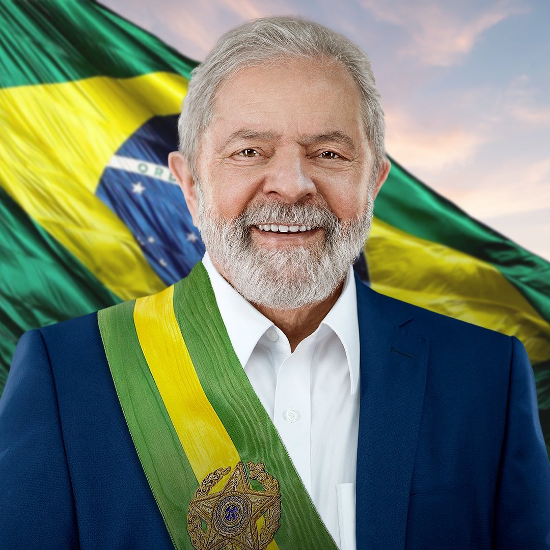 poptime's tweet photo. 🚨🇧🇷 Lula acaba de oficializar sua candidatura à reeleição.

Aos 80 anos, Luiz Inácio Lula da Silva é o único homem da história a ser eleito democraticamente três vezes presidente do país. https://t.co/bBPNxLI8z2