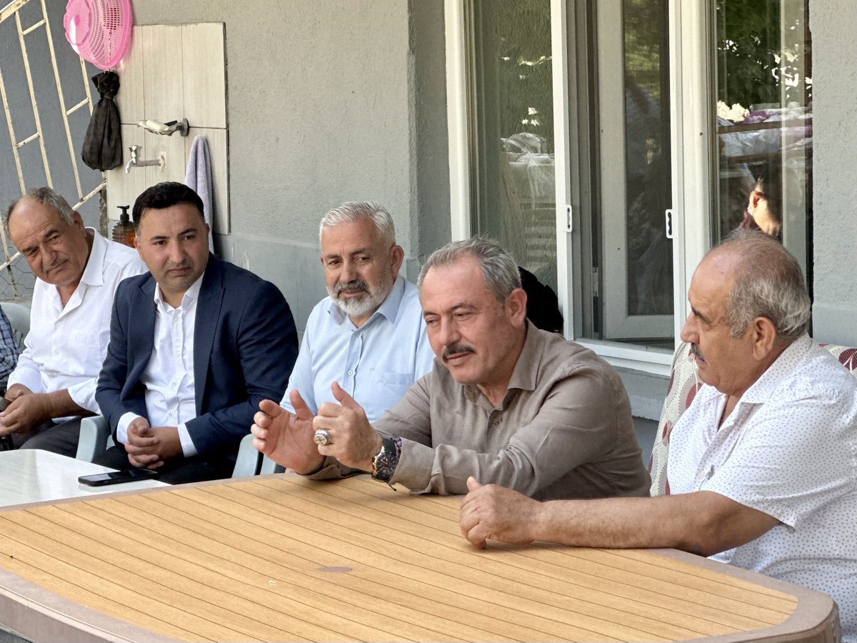 sahin_tin's tweet photo. Acıpayam ilçemizin #Gölcük Mahallemizdeyiz. Muhtarımız Murat Yüsen’in hanesini ziyaret ettik. Önceki dönem muhtarlarımızdan merhum Hikmet Yüsen’i rahmetle yâd ettik. Rabbim yapılan hayırları ve edilen duaları dergâh-ı izzetinde kabul eylesin. Mekânı cennet, makamı âli olsun. https://t.co/a9jAhb7l04