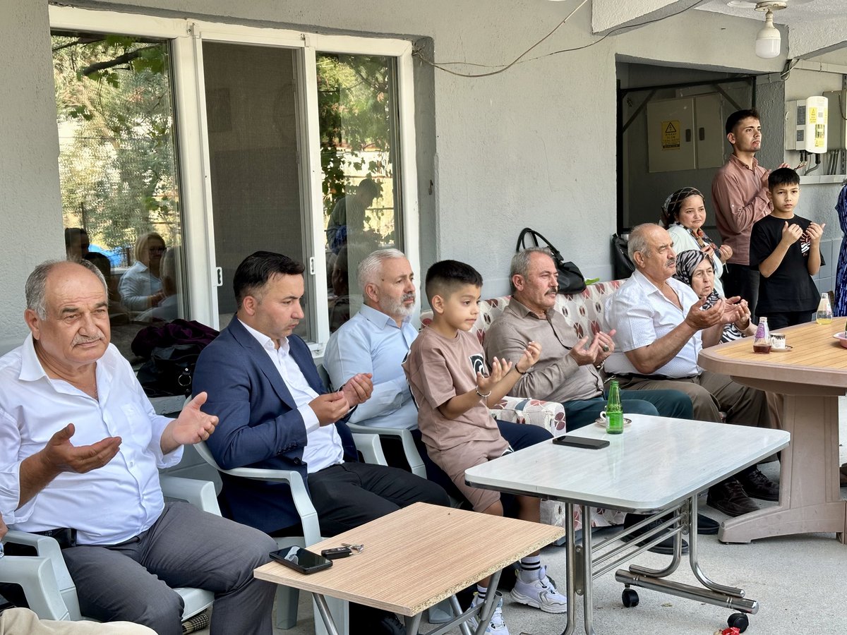 sahin_tin's tweet photo. Acıpayam ilçemizin #Gölcük Mahallemizdeyiz. Muhtarımız Murat Yüsen’in hanesini ziyaret ettik. Önceki dönem muhtarlarımızdan merhum Hikmet Yüsen’i rahmetle yâd ettik. Rabbim yapılan hayırları ve edilen duaları dergâh-ı izzetinde kabul eylesin. Mekânı cennet, makamı âli olsun. https://t.co/a9jAhb7l04