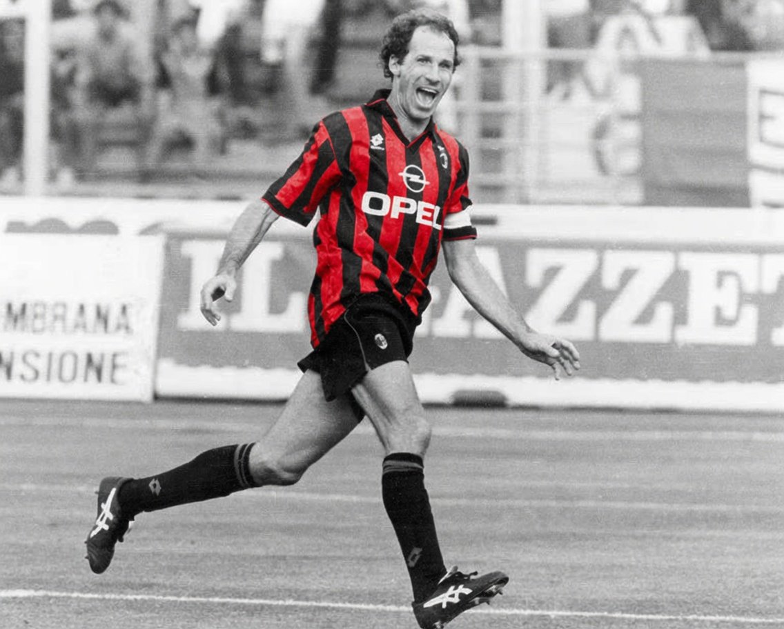 DVACMILAN's tweet photo. I funerali di Franco Baresi verranno trasmessi anche in diretta televisiva, martedì 4 agosto ore 11 su Rete 4. https://t.co/1rEEVffLKn