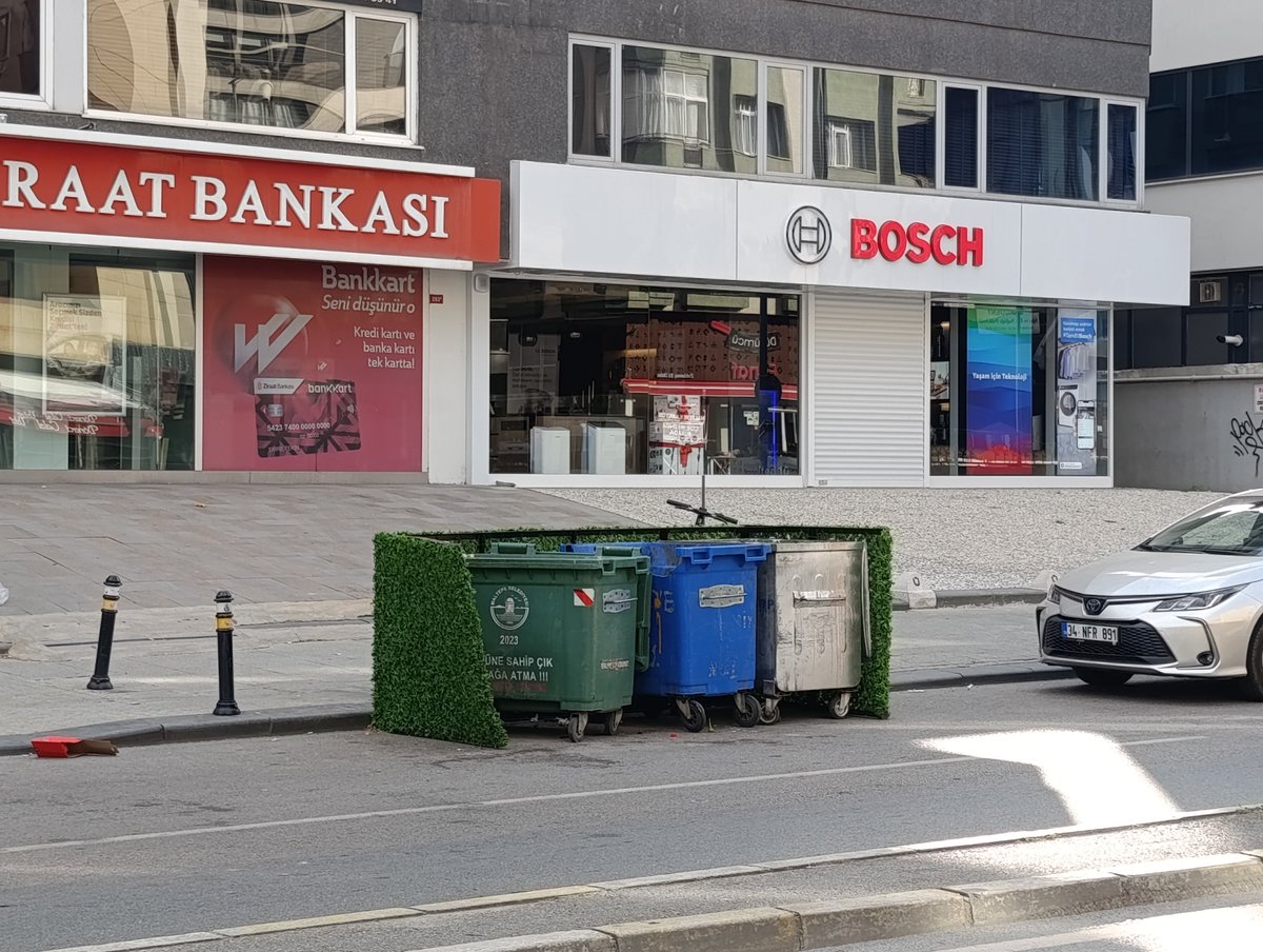 dandinoglu_'s tweet photo. @MaltepeBelTr 

İdealtepe-Adatepe arasındaki minibüs yolu tabir edilen sıkışık ve de sıkıntılı bir yol biz arabalar  park etmesin derken siz yoldaki bir şeridi kapayıp çöp arabası koymuşsunuz.Trafiği daha nasıl mı kilitlerim dediniz.Kaldirimlar 3 mt yola 2 MT yeter düşündünüz https://t.co/jzRCKSmWfS