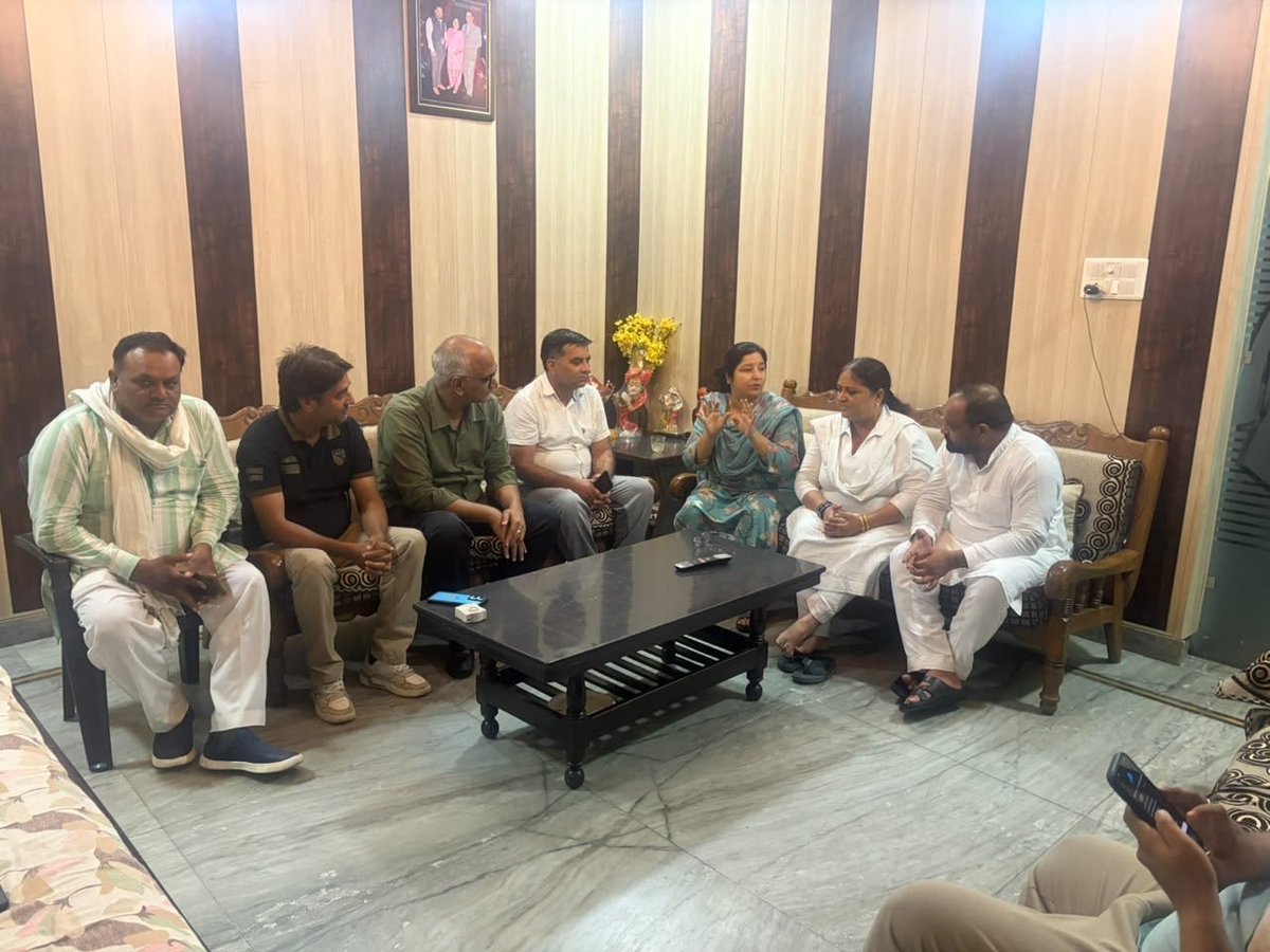 Monikadoomrainc's tweet photo. माननीय प्रदेश प्रभारी श्री @SanjaySDutt जी एवं प्रदेश अध्यक्ष @raonarenderinc  जी के दिशा निर्देश अनुसार आज राजीव गांधी पंचायती राज संगठन, हरियाणा की #यमुनानगर बैठक में 'संगठन सृजन अभियान' के तहत सोशल मीडिया पर अपनी उपस्थिति दर्ज कराते हुए नए साथियों को जोड़ने और उन्हें सक्रिय करने के लिए अपने महत्वपूर्ण विचार साझा किए। 

इसी दौरान अपने विचार सांझा करते हुए कहा कि सोशल मीडिया के माध्यम से हमे अपने शीर्ष नेतृत्व एवं प्रदेश नेतृत्व की आवाज और संगठन की विचारधारा को जन-जन तक पहुंचाने का कार्य करना है। भाजपा द्वारा जनता को सोशल मीडिया के माध्यम से भ्रमित किया जा रहा है। उनके इस भ्रम को सोशल मीडिया के माध्यम से तोड़ना है जनता का मनोबल बढ़ाना है और उनको वैचारिक रूप से संगठित करना ही हमारा उद्देश्य है।

 इस दौरान सोशल मीडिया पर हर कार्यकर्ता को शिक्षित, संगठित और सक्रिय बनाने पर बल दिया गया। 

बैठक में उपस्थित राजीव गांधी पंचायती राज संगठन प्रदेश अध्यक्ष श्री फोम लाल जी प्रदेश कार्यकारी अध्यक्ष श्री श्रीमती निर्मला चौहान जी सहित कई वरिष्ठ साथियों के साथ संगठन की विचारधारा पर विशेष चर्चा की।

@RahulGandhi @SupriyaShrinate
@RGPRSinc @RGPRSharyana
@INCIndia @INCharyana